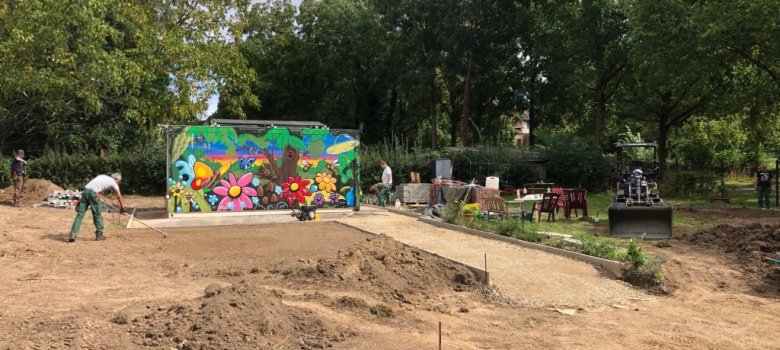 Neben der Wegeanlage und der Pflasterung rund um den Container wurde auch viel Erde bewegt und Flächen geebnet: Die Beschäftigten der Gartengruppe lernen, sowohl von Hand, als auch mit Maschinen die erforderlichen Arbeiten zu erledigen.