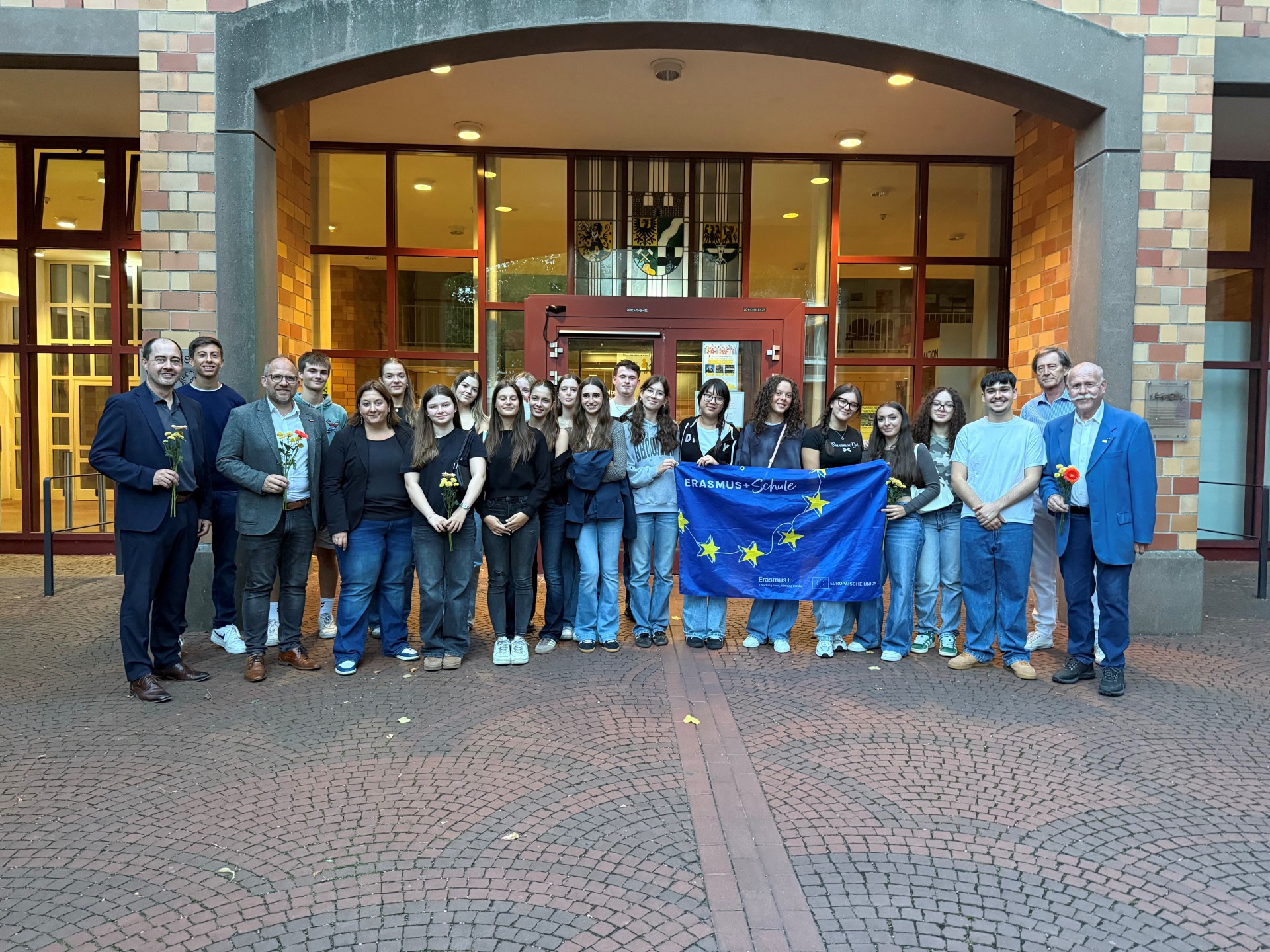 Schüler:innen vor dem Rathaus