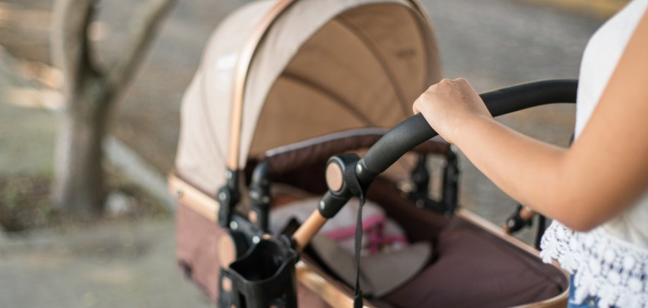 Kinderwagen wird geschoben.