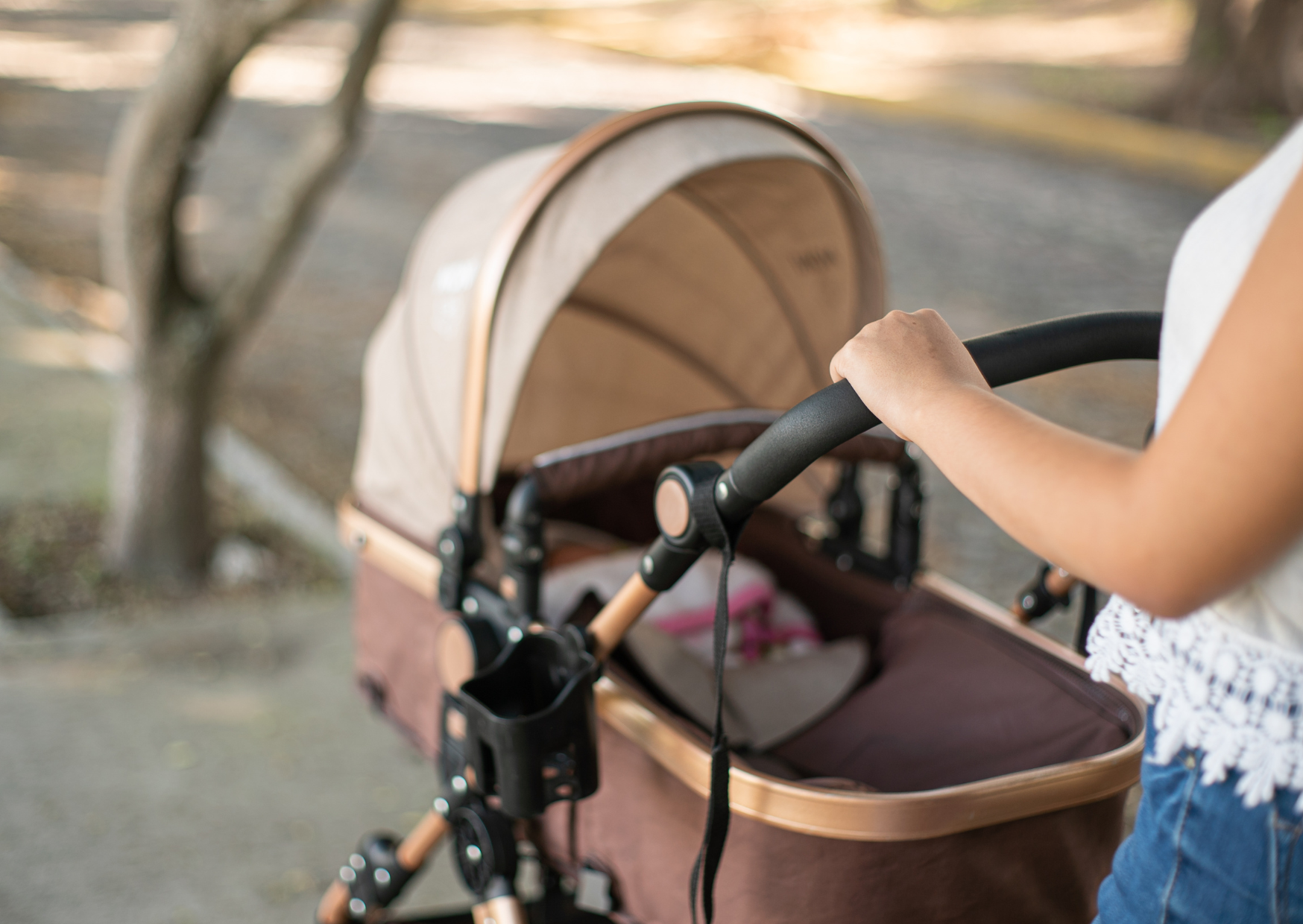 Kinderwagen wird geschoben.