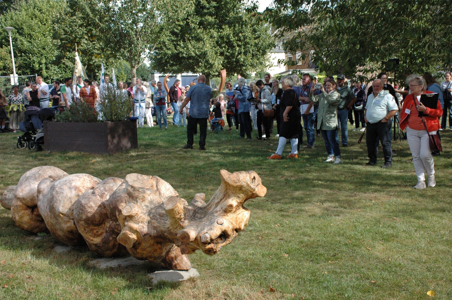 Auf dem Dorfplatz bei der Begutachtung.