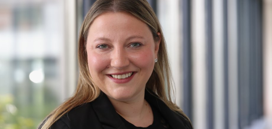 Vanessa Becker Vanessa Becker