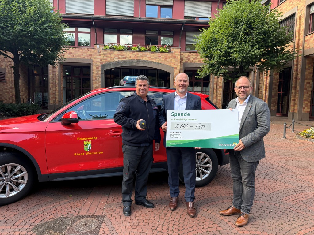 vor dem Rathaus, Bürgermeister Nießen sowie Wehrleiter Ameri und Herr Poqué von der Provinzial.