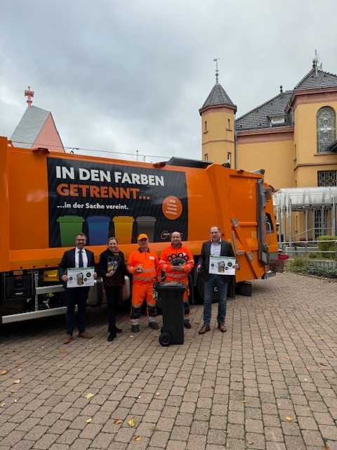 Müllwagen mit Webebotschaft.