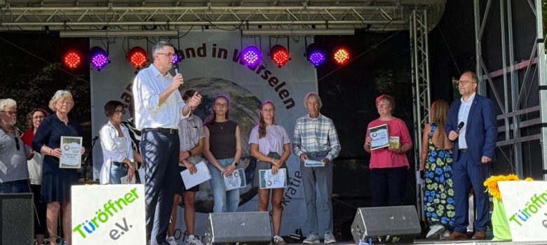 Preisverleihung auf der Bühne.