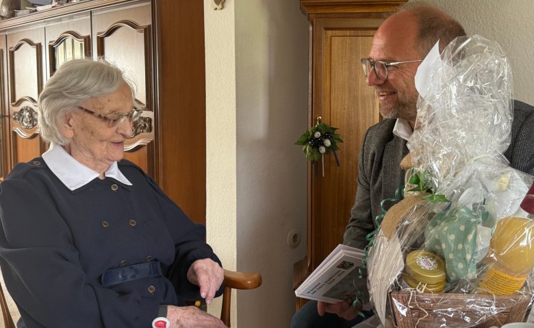 Bürgermesiter Roger Nießen überreicht das Geschenk.