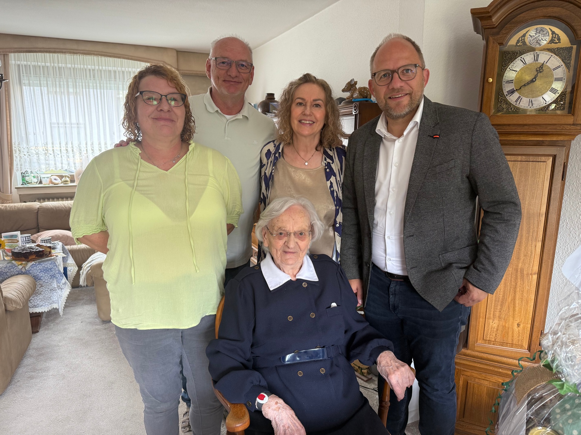 Jubilarin mit ihren Gästen.