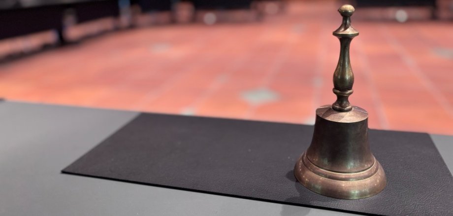 Glocke auf Tisch im Ratssaal