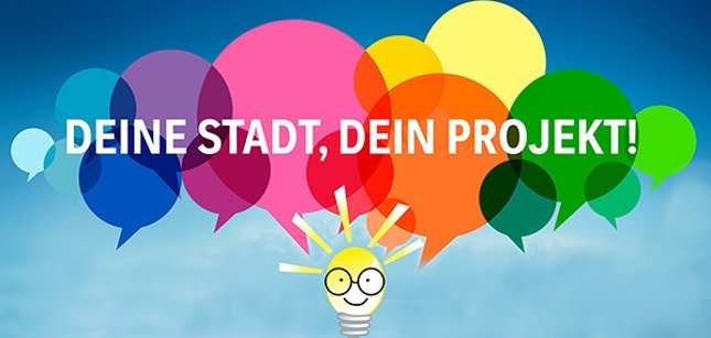 Bunte Luftballons und ein Schriftzug mit "DEINE STADT, DEIN PROJEKT"