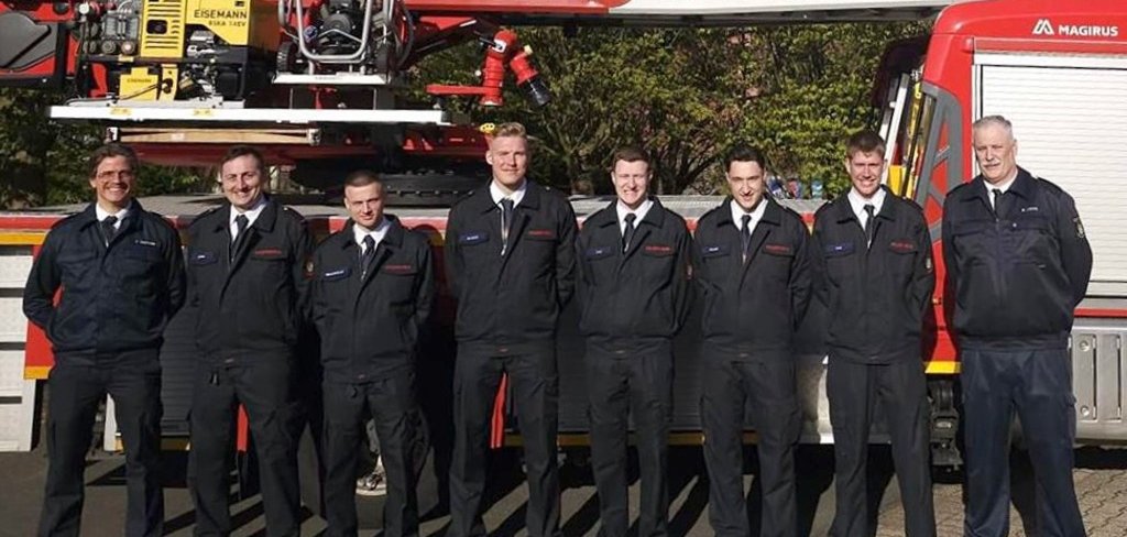 Gemeinsam mit ihren Ausbildungsleiter Michael Pütz (r.) und dem zuständigen Sachbearbeiter Florian Woiwode (l.) freuen sich die Würselener Anwärter auf ihre Ausbildung.