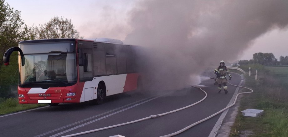 Ein Gelenkbus brennt an der Auffahrt Broichweiden zur A44 in Richtung Mönchengladbach. Aus dem hinteren Teil des Fahrzeugs dringt Rauch.