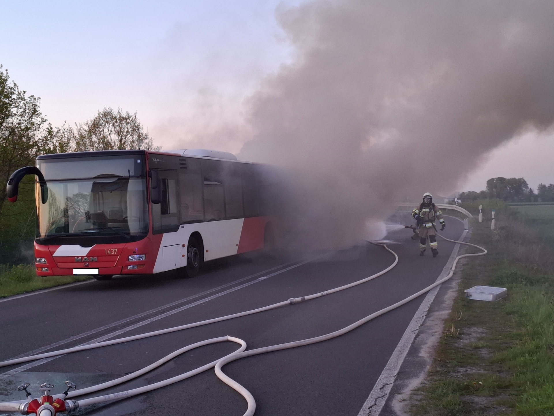 Ein Gelenkbus brennt an der Auffahrt Broichweiden zur A44 in Richtung Mönchengladbach. Aus dem hinteren Teil des Fahrzeugs dringt Rauch.