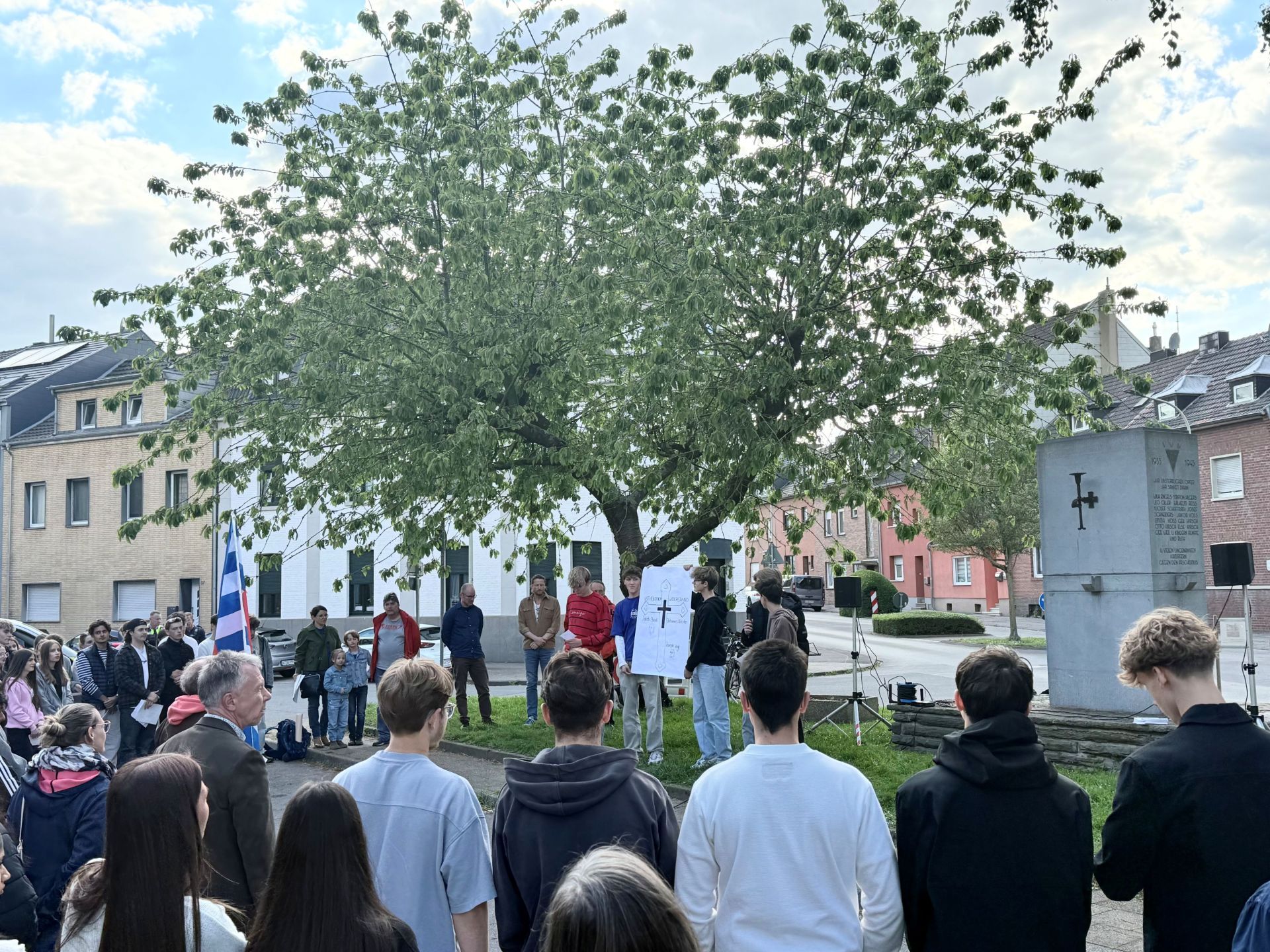 Eine Menschenmenge steht vor dem VVN-Mahnmal