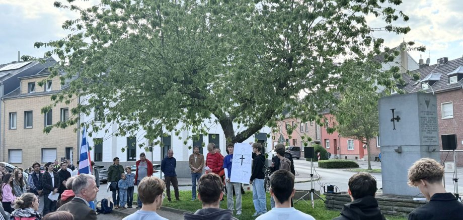 Eine Menschenmenge steht vor dem VVN-Mahnmal