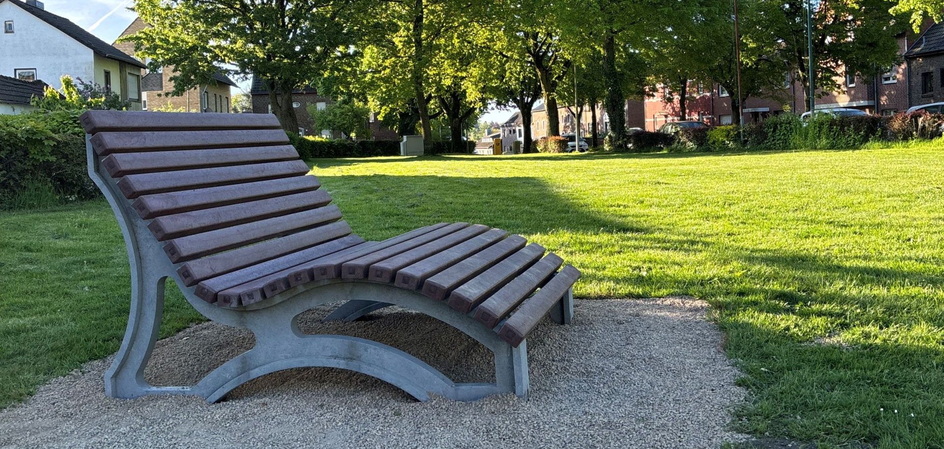 Die ergonomisch geformte Bank lädt dazu ein, die Beine hochzulegen und die Seele baumeln zu lassen.