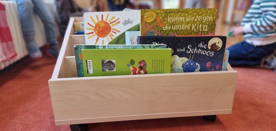 Ein kleiner Holzkasten mit Kinderbüchern