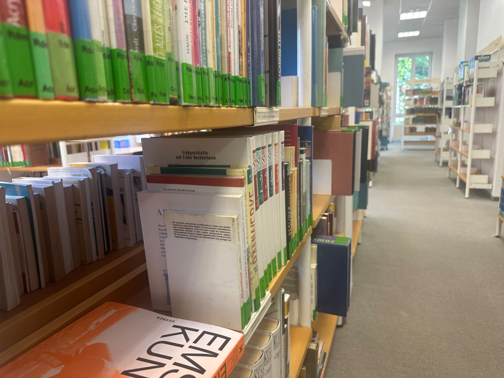 Regal mit Büchern in der Stadtbücherei Würselen.