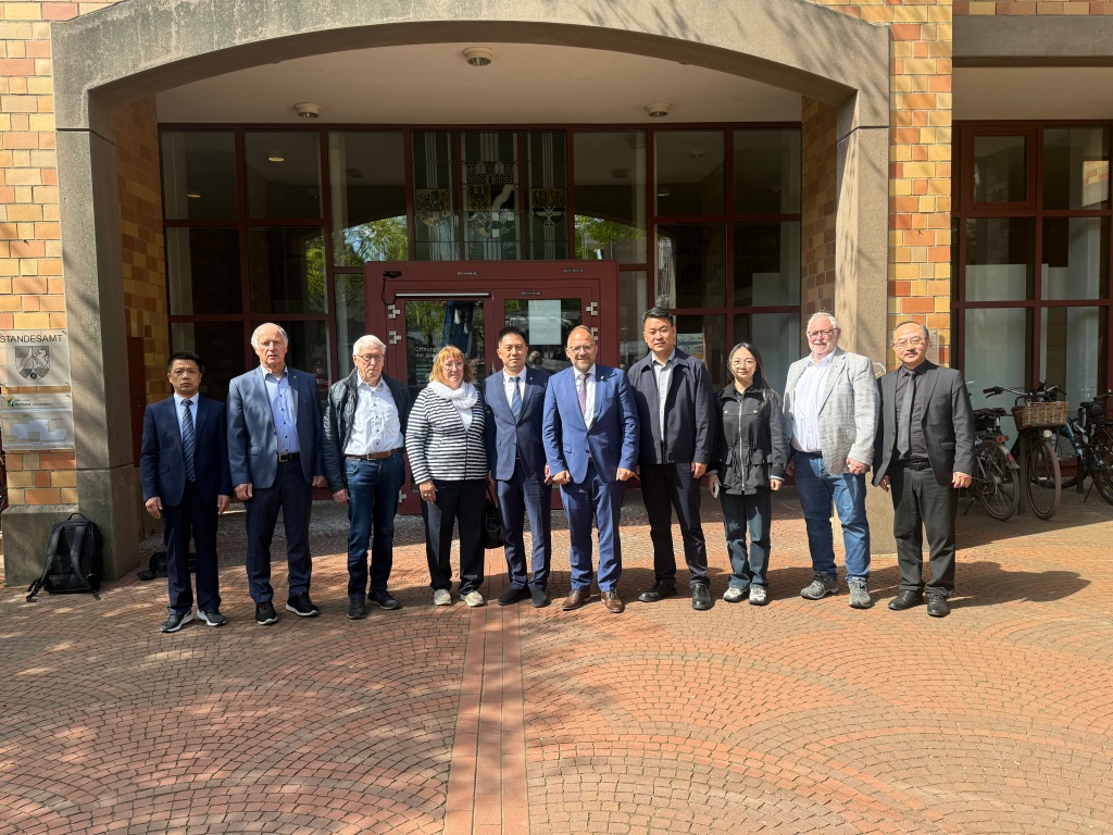 Bürgermeister Roger Nießen mit der Chinesichen Delegation sowie der Freundschaftsgesellschaft vor dem Rathaus der Stadt Würselen