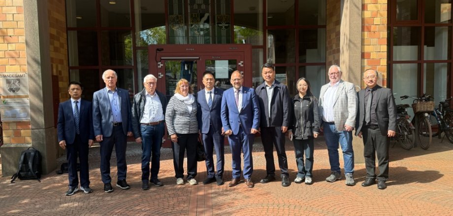 Bürgermeister Roger Nießen mit der Chinesichen Delegation sowie der Freundschaftsgesellschaft vor dem Rathaus der Stadt Würselen
