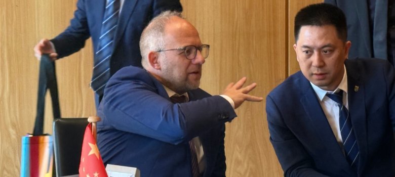 Unterhaltung zwischen Bürgermeister Roger Nießen und seinem Amtskollegen WU Song