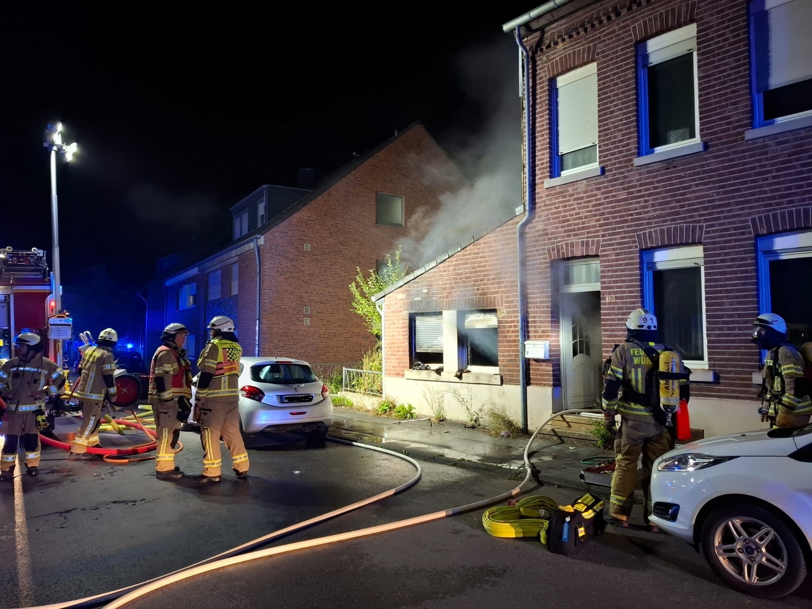 Feuerwehr rettet Bewohner aus brennendem Einfamilienhaus in der Klosterstraße Feuerwehr rettet Bewohner aus brennendem Einfamilienhaus in der Klosterstraße