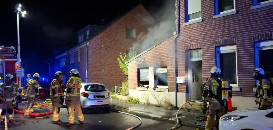 Feuerwehr rettet Bewohner aus brennendem Einfamilienhaus in der Klosterstraße Feuerwehr rettet Bewohner aus brennendem Einfamilienhaus in der Klosterstraße