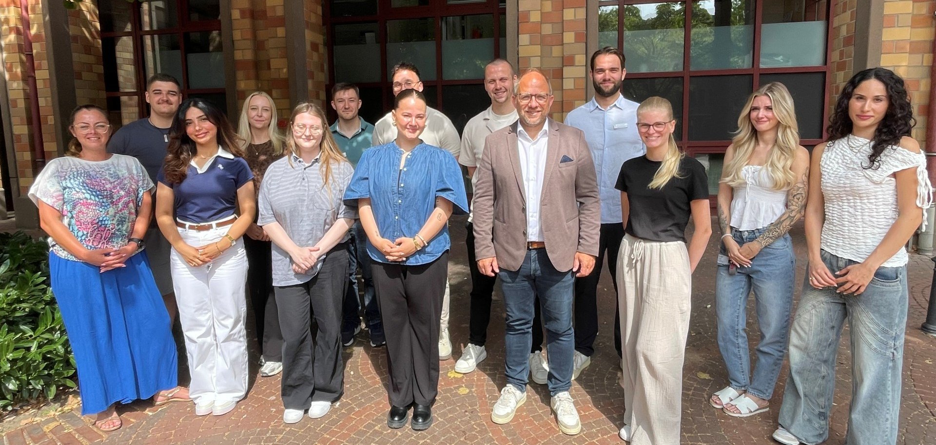Sandra Sistemich, Max Menne, Heba Hassan, Laura Ibowski, Eva Münsterberg, Philipp Stremme (Personalamt, Stadt Würselen), Manuel Decker, Chelsea Wagner, André Breuer (Personalamt, Stadt Würselen), Bürgermeister Roger Nießen, Maximilian Durst (Personalamt, Stadt Würselen), Lara Dahmen, von der JAV: Juliana Dümont, Selina Yurttas (v.l.n.r.) Sandra Sistemich, Max Menne, Heba Hassan, Laura Ibowski, Eva Münsterberg, Philipp Stremme (Personalamt, Stadt Würselen), Manuel Decker, Chelsea Wagner, André Breuer (Personalamt, Stadt Würselen), Bürgermeister Roger Nießen, Maximilian Durst (Personalamt, Stadt Würselen), Lara Dahmen, von der JAV: Juliana Dümont, Selina Yurttas (v.l.n.r.)