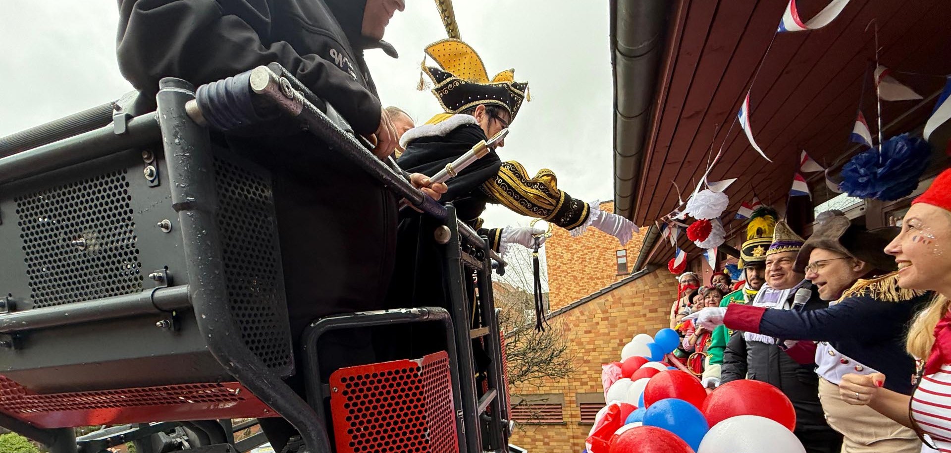 Bardenberger Dreigestirn stürmt das Rathaus per Drehleiter