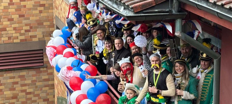 Bardenberger Dreigestirn stürmt das Rathaus per Drehleiter