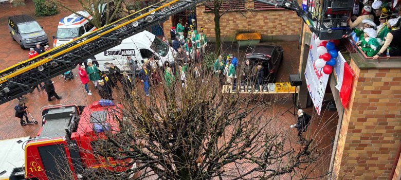 Bardenberger Dreigestirn stürmt das Rathaus per Drehleiter