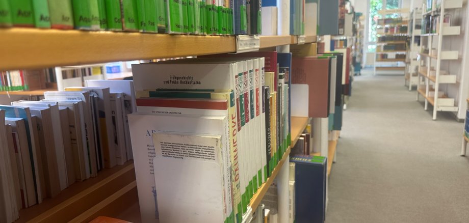 Bücherregale in der Stadtbücherei