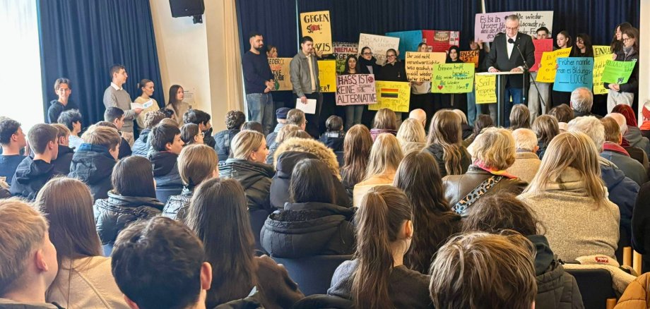 Stellvertretend für Bürgermeister Roger Nießen nahm Thomas Havers teil und hielt eine Rede, die die Wichtigkeit des gemeinsamen Erinnerns in den Vordergrund stellte.