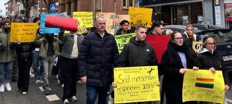 Stiller Marsch vom Alten Rathaus zur Kirche.
