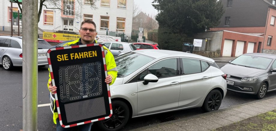 Zweites Bürgerbudget-Projekt umgesetzt: Smiley-Geschwindigkeitsanzeige installiert.