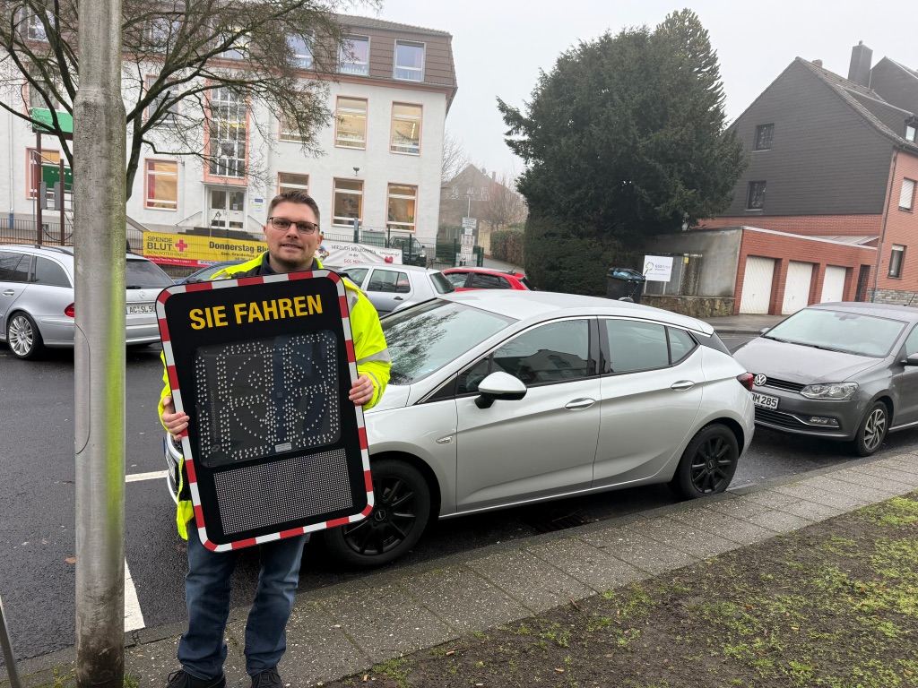 Zweites Bürgerbudget-Projekt umgesetzt: Smiley-Geschwindigkeitsanzeige installiert.