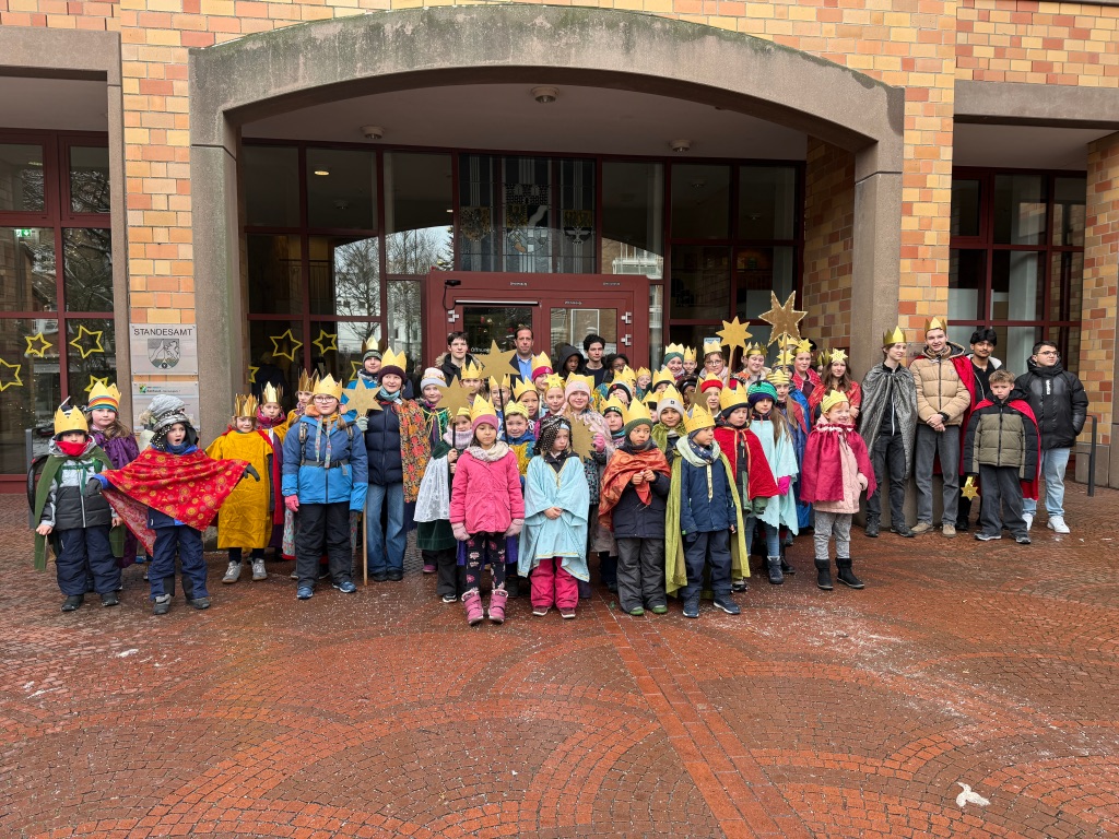 Sternensinger vor dem Würsleener Rathaus