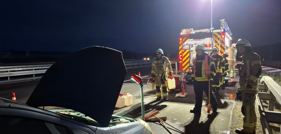 PKW-Brand auf der Autobahn BAB 44 und erneuter Flächenbrand PKW-Brand auf der Autobahn BAB 44 und erneuter Flächenbrand