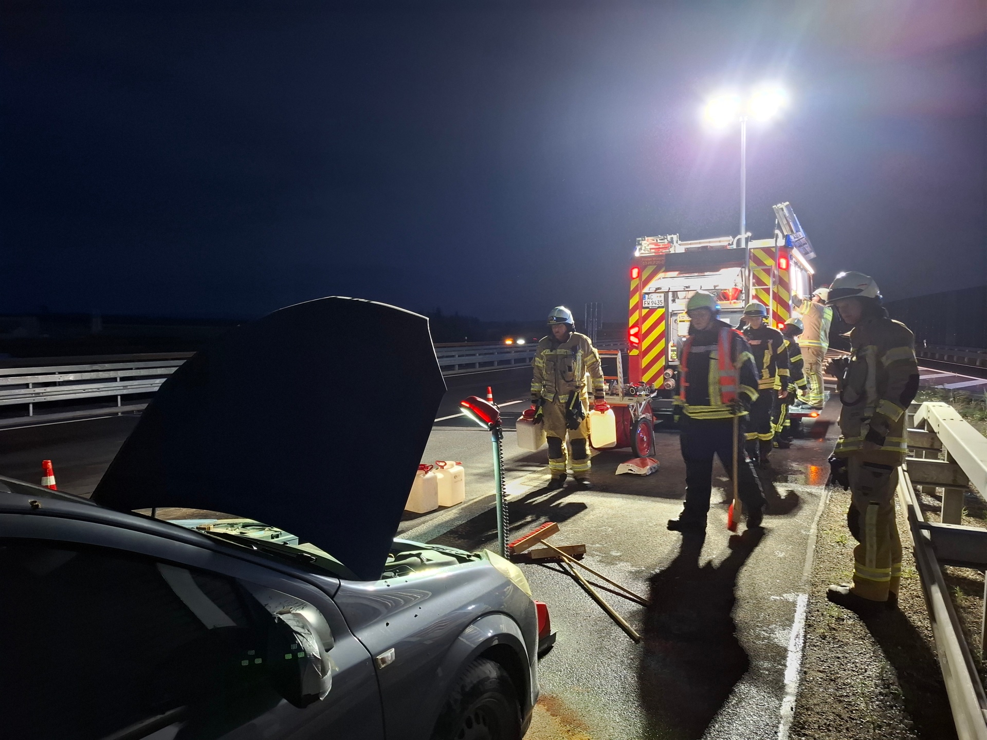 PKW-Brand auf der Autobahn BAB 44 und erneuter Flächenbrand PKW-Brand auf der Autobahn BAB 44 und erneuter Flächenbrand