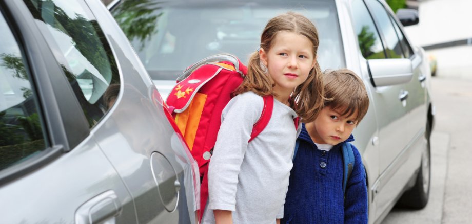 Kinder auf dem Schulweg Kinder auf dem Schulweg
