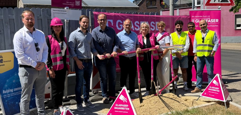 Denis Hermanns (Telekom Technik, Leiter Rollout), Deniz Cakir (Telekom Technik/Projektleiterin), Michael Schilling (Amtsleiter Informationstechnik und Digitalisierung der Stadt Würselen), Stadtkämmerer Alexander Kaiser (Stadt Würselen), Herr Bürgermeist Roger Nießen, Kirsten Helmbold (Gebietsmanagerin Telekom), Anja Wilhelm (Konzernbevollmächtigte Telekom), Mitarbeiter der Firma CME Deutschland GmbH.