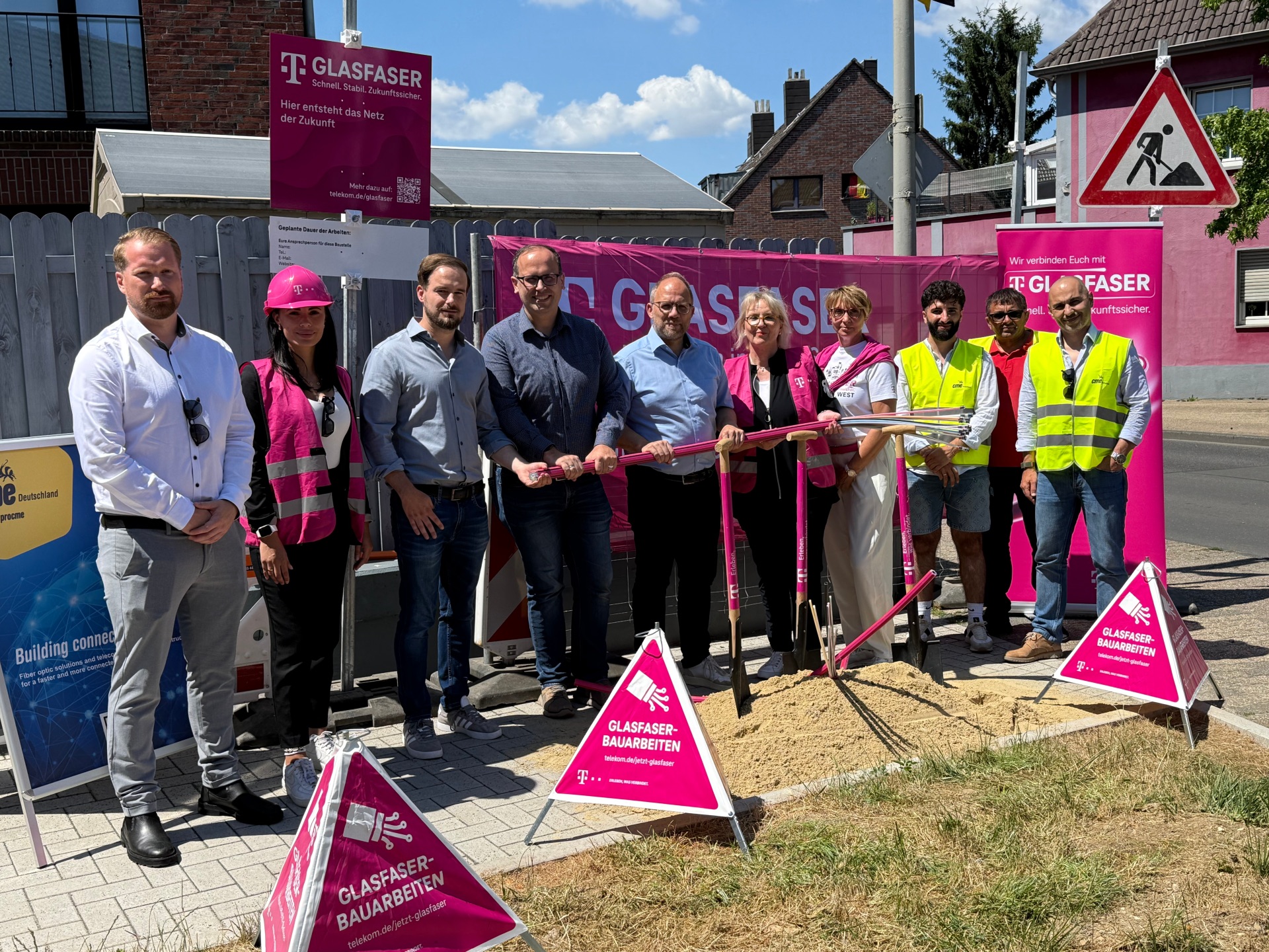Denis Hermanns (Telekom Technik, Leiter Rollout), Deniz Cakir (Telekom Technik/Projektleiterin), Michael Schilling (Amtsleiter Informationstechnik und Digitalisierung der Stadt Würselen), Stadtkämmerer Alexander Kaiser (Stadt Würselen), Herr Bürgermeist Roger Nießen, Kirsten Helmbold (Gebietsmanagerin Telekom), Anja Wilhelm (Konzernbevollmächtigte Telekom), Mitarbeiter der Firma CME Deutschland GmbH.