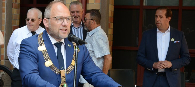 Bürgermeister Roger Nießen schlug bei seiner Begrüßungsrede sehr persönliche Töne an Bürgermeister Roger Nießen schlug bei seiner Begrüßungsrede sehr persönliche Töne an