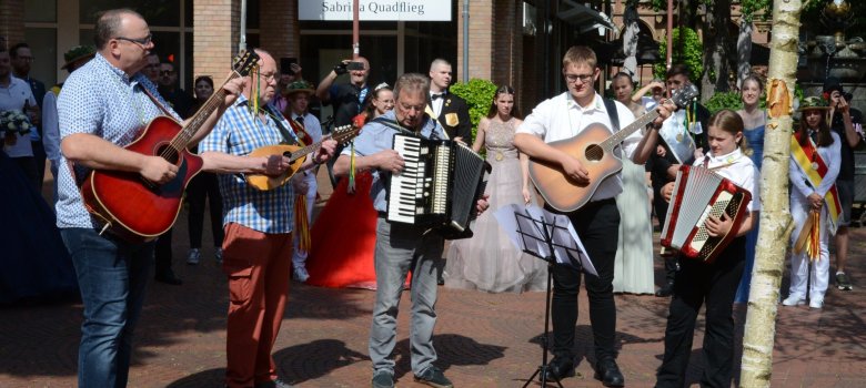 Offizielles Singen des Mailiedes rund um den Maibaum auf dem Morlaixplatz.