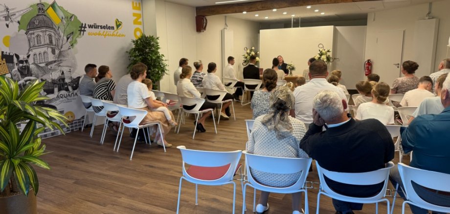 Die Einweihung des neuen Trauzimmers mit der ersten Trauung.