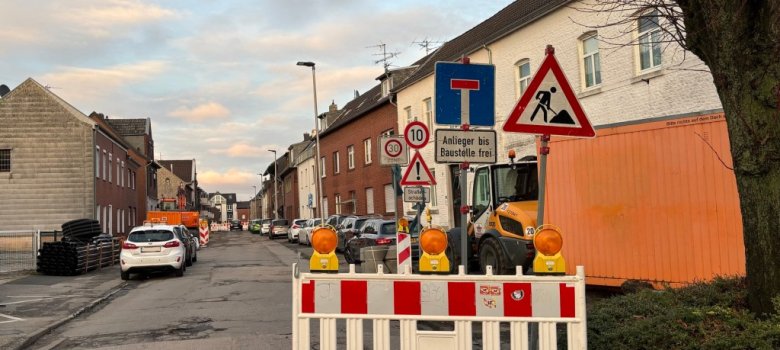 Baustelle An Steinhaus Eine Baustellenabsperrung am Beginn einer Straße