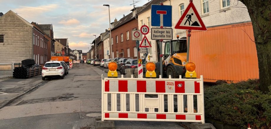 Baustelle An Steinhaus Eine Baustellenabsperrung am Beginn einer Straße