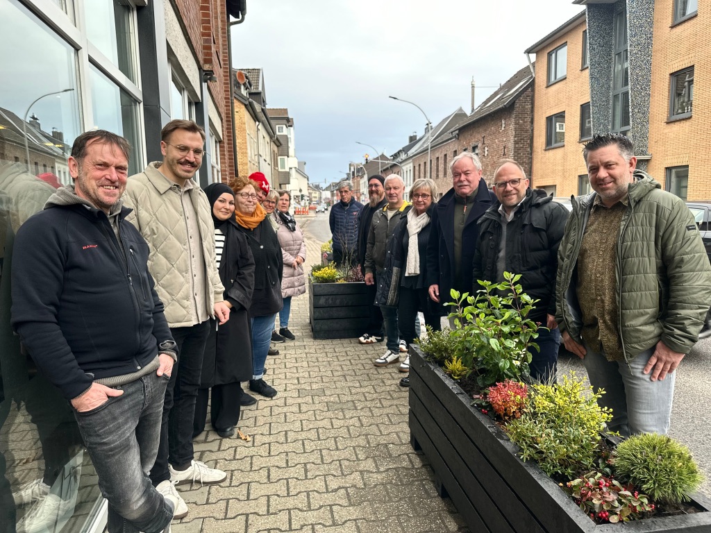 Das Erfolgsmodell der Pflegepatenschaften von Blumenkübeln trägt Früchte – und verbessert das Erscheinungsbild entlang der Hauptstraße deutlich.