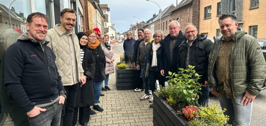 Das Erfolgsmodell der Pflegepatenschaften von Blumenkübeln trägt Früchte – und verbessert das Erscheinungsbild entlang der Hauptstraße deutlich.