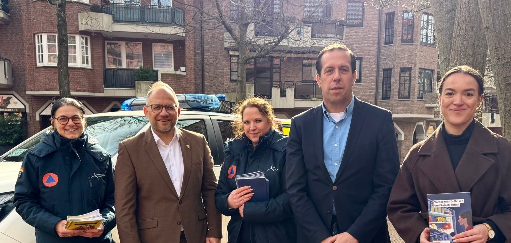 Bürgermeister Roger Nießen und der Erste Beigeordnete Marius Claßen ließen es sich nicht nehmen, die Fahrzeuge auf dem Morlaixplatz persönlich in Augenschein zu nehmen. Sie zeigten sich beeindruckt von der Technik und dem Engagement der Einsatzkräfte.