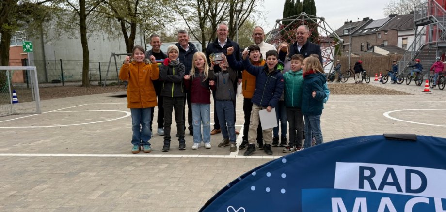 Holger Sievers, Christof Klein Vorstand der VR-Bank, Frank Lüder Generalbevollmächtigter der VR-Bank, Bürgermeister Roger Nießen, Siegfried Braun der Vorstand VR-Bank (v.l.)